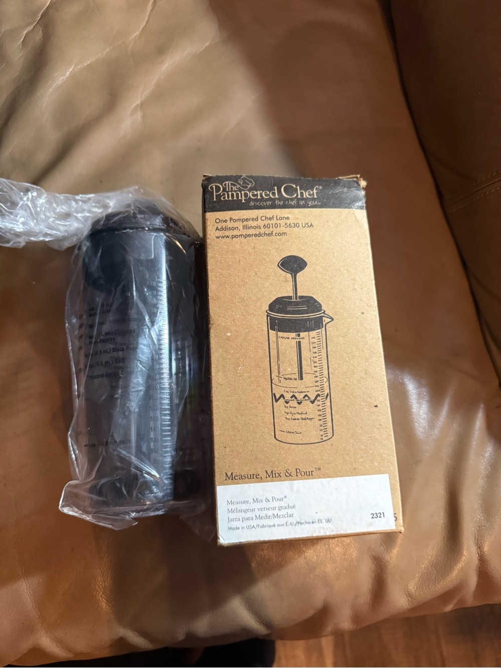 The Pampered Chef Black Measure, Mix & Pour Container